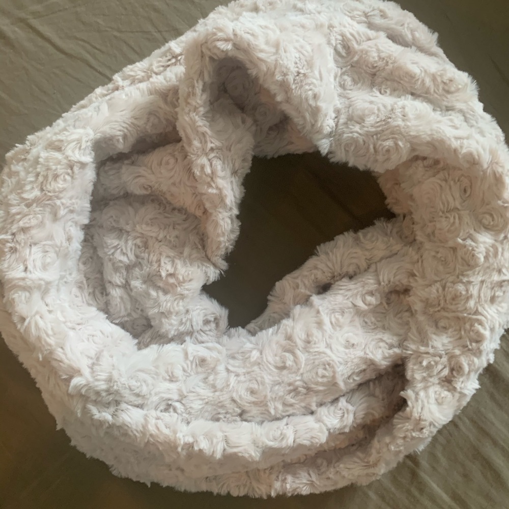 Anthropologie (Madison 88) faux fur soft snood
